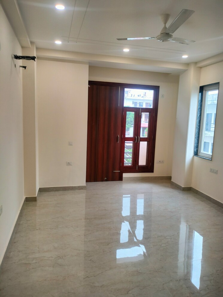 Room, sector 23 3 Bedroom 3000 Sq.Ft. Builder Floor In Sector 23 Gurgaon 9382267