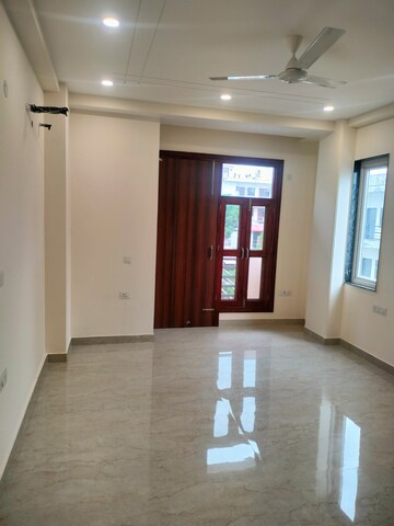 Room in 3 BHK Builder Floor at Sector 23 – for Rent