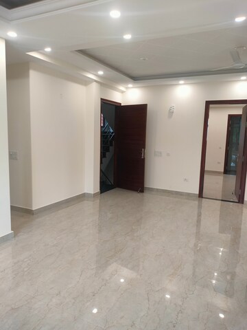 Room in 3 BHK Builder Floor at Sector 23 – for Rent