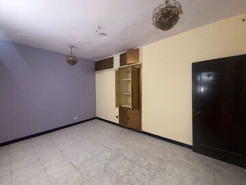 Room in 2 BHK Apartment at Paschim Vihar – for Rent