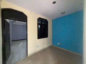 Room in 2 BHK Apartment at Paschim Vihar – for Rent
