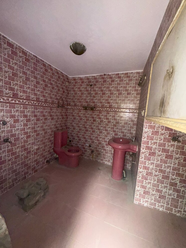 Bathroom, paschim vihar 2 Bedroom 900 Sq.Ft. Apartment In Paschim Vihar Delhi 9382288