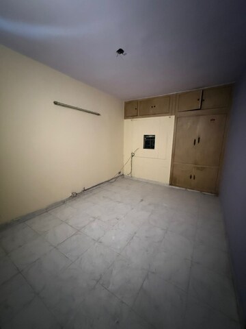 Room in 2 BHK Apartment at Paschim Vihar – for Rent