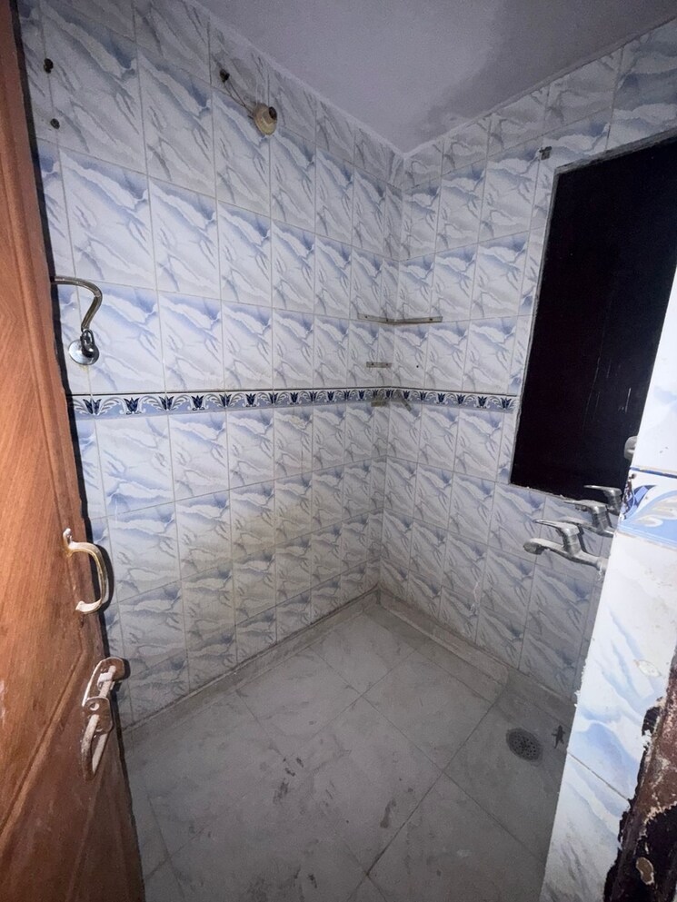 Bathroom, paschim vihar 2 Bedroom 900 Sq.Ft. Apartment In Paschim Vihar Delhi 9382288