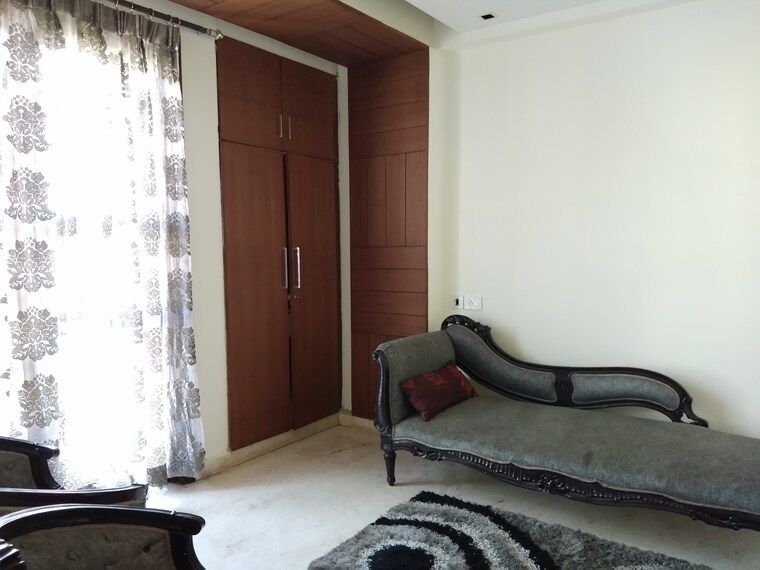  Parking, shivalik colony 3 Bedroom 1800 Sq.Ft. Builder Floor In Shivalik Colony Delhi 9382282