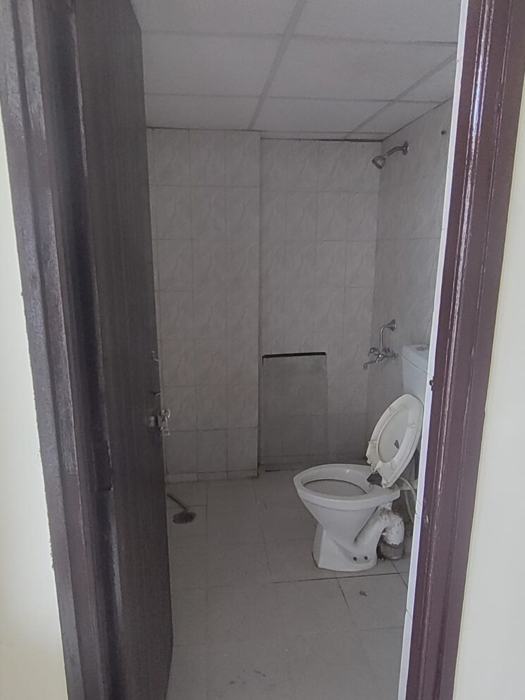 Bathroom, svp-gulmohur-garden-phase-2 3 Bedroom 1290 Sq.Ft. Apartment In Raj Nagar Extension Ghaziabad 9382350