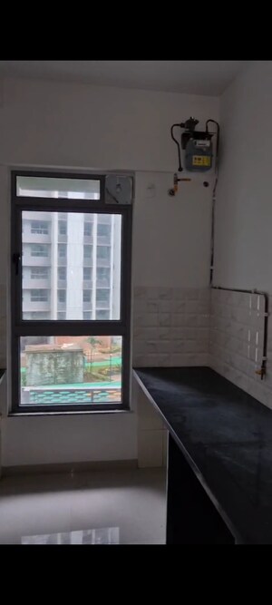 Room in 2 BHK Apartment at Kalpataru Parkcity, Kolshet Road – for Sale