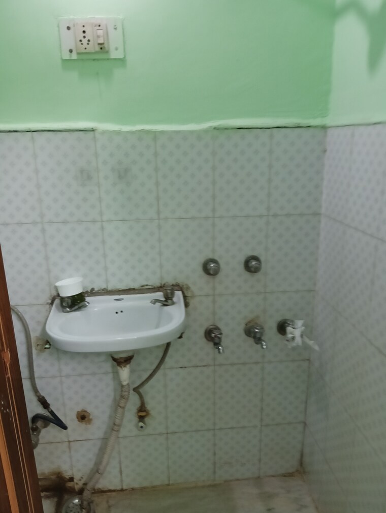 Bathroom, rwa-flats-pocket-40 1 Bedroom 600 Sq.Ft. Builder Floor In Kalkaji Delhi 9382669