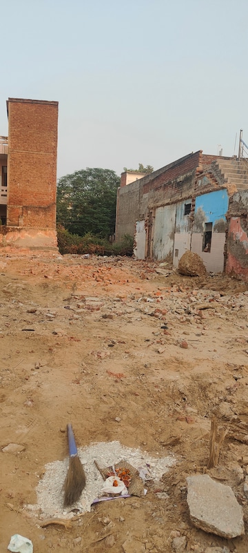  Plot For Sale in DLF Centre Point, Sector 11