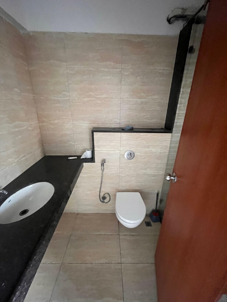 Bathroom, amanora-gold-towers 2 Bedroom 592 Sq.Ft. Apartment In Hadapsar Pune 9382865