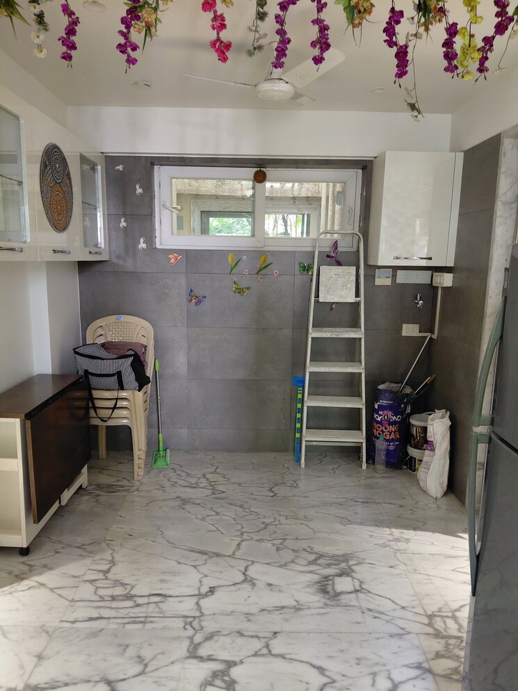  Parking, vile parle east 2 Bedroom 650 Sq.Ft. Apartment In Vile Parle East Mumbai 9382910