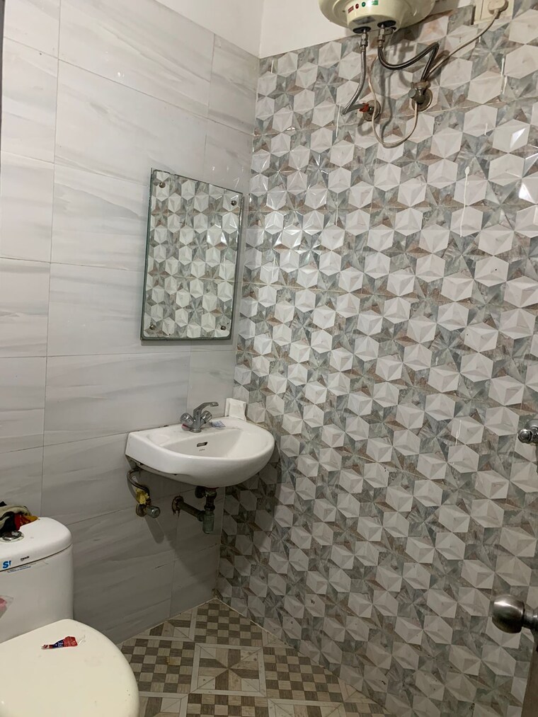 Bathroom, aura-homes 2 Bedroom 1250 Sq.Ft. Builder Floor In Patiala Road Zirakpur 9382905