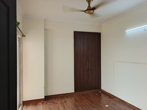 Room in 2 BHK Apartment at JM Florance, Tech Zone 4 Greater Noida – for Rent