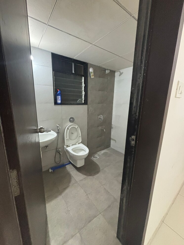 Bathroom, paranjape-richmond-park 2 Bedroom 690 Sq.Ft. Apartment In Rahatani Pune 9383008