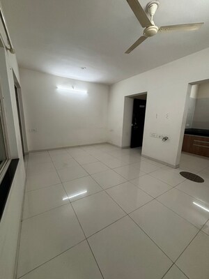 Room in 2 BHK Apartment at Paranjape Richmond Park, Rahatani – for Rent