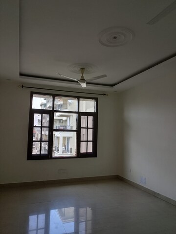Room in 3 BHK Apartment at Onyxe Paraiso, Patiala Road – for Rent