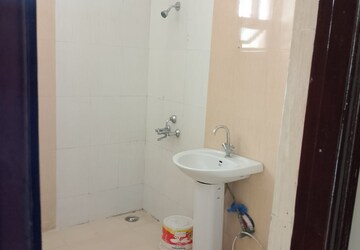 Bathroom in 3 BHK Apartment at Onyxe Paraiso, Patiala Road – for Rent