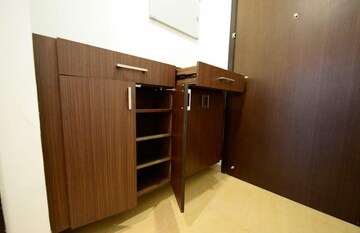 Room in 3 BHK Apartment at Oberoi Realty Exquisite, Goregaon East – for Rent