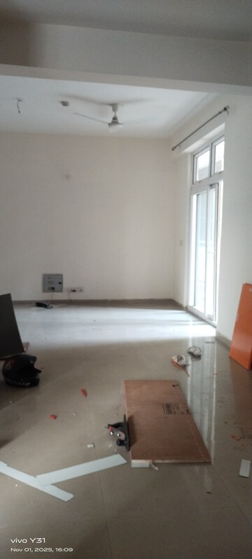 Room in 3 BHK Apartment at Mahagun Mywoods, Sector 16c Greater Noida – for Rent