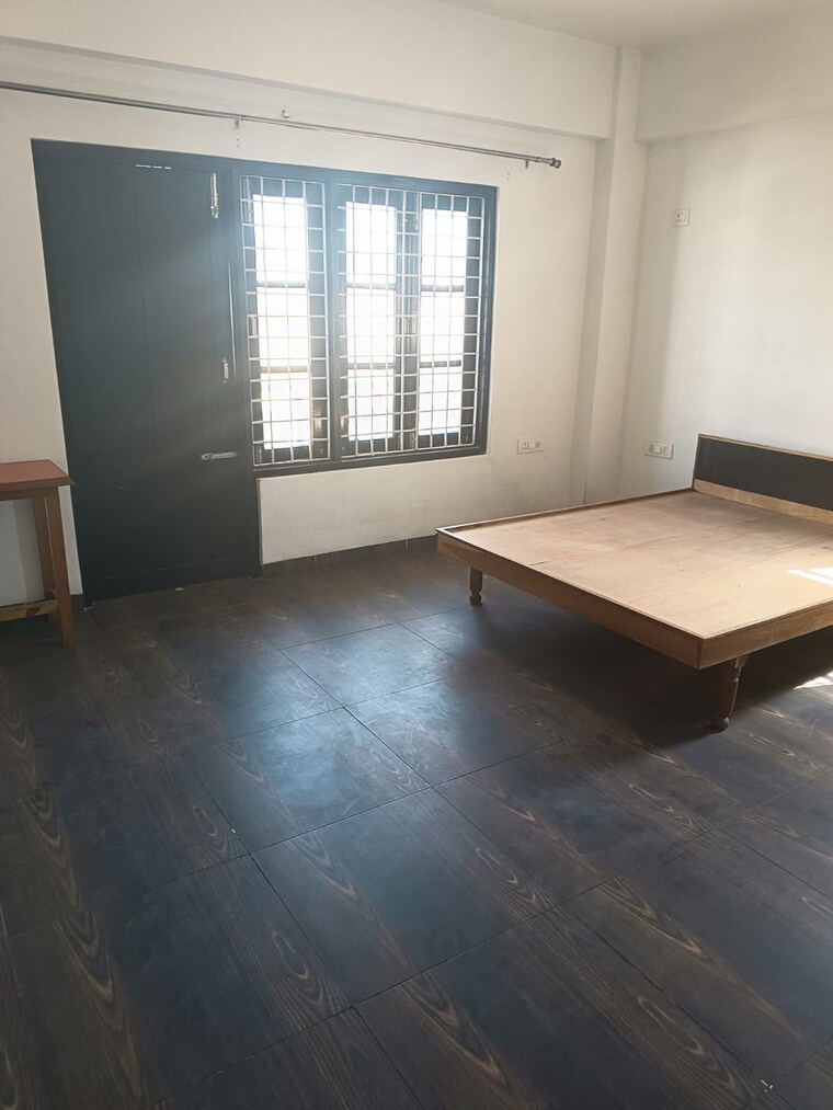 Room, gms road 3 Bedroom 1500 Sq.Ft. Independent House In Gms Road Dehradun 9383090