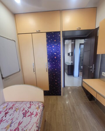 Room in 2.5 BHK Apartment at Oberoi Realty Woods, Goregaon East – for Rent