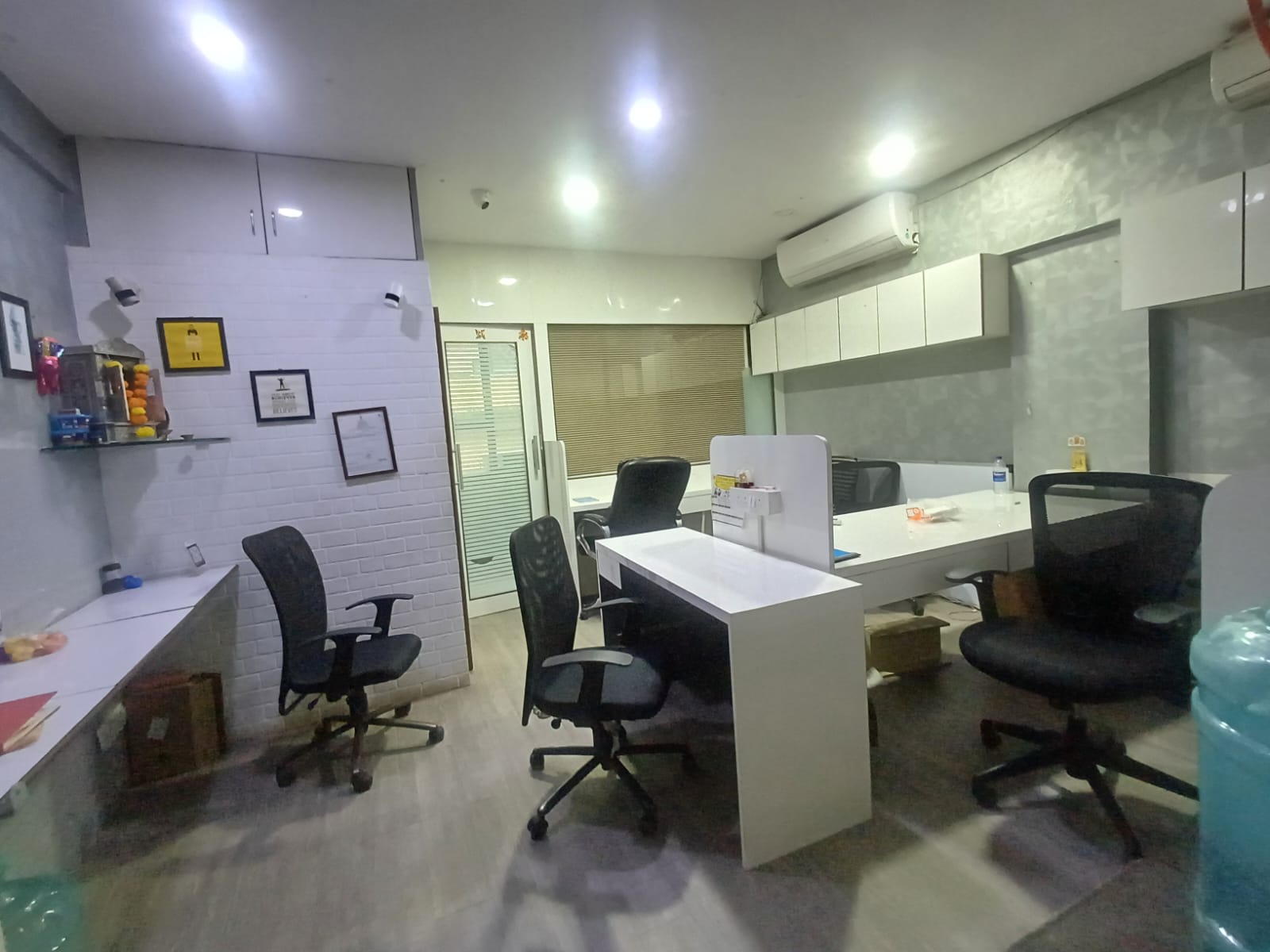 Office Space For Rent in Commercial Building 