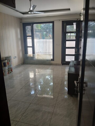 Room in 3 BHK Builder Floor at Sector 19 – for Rent