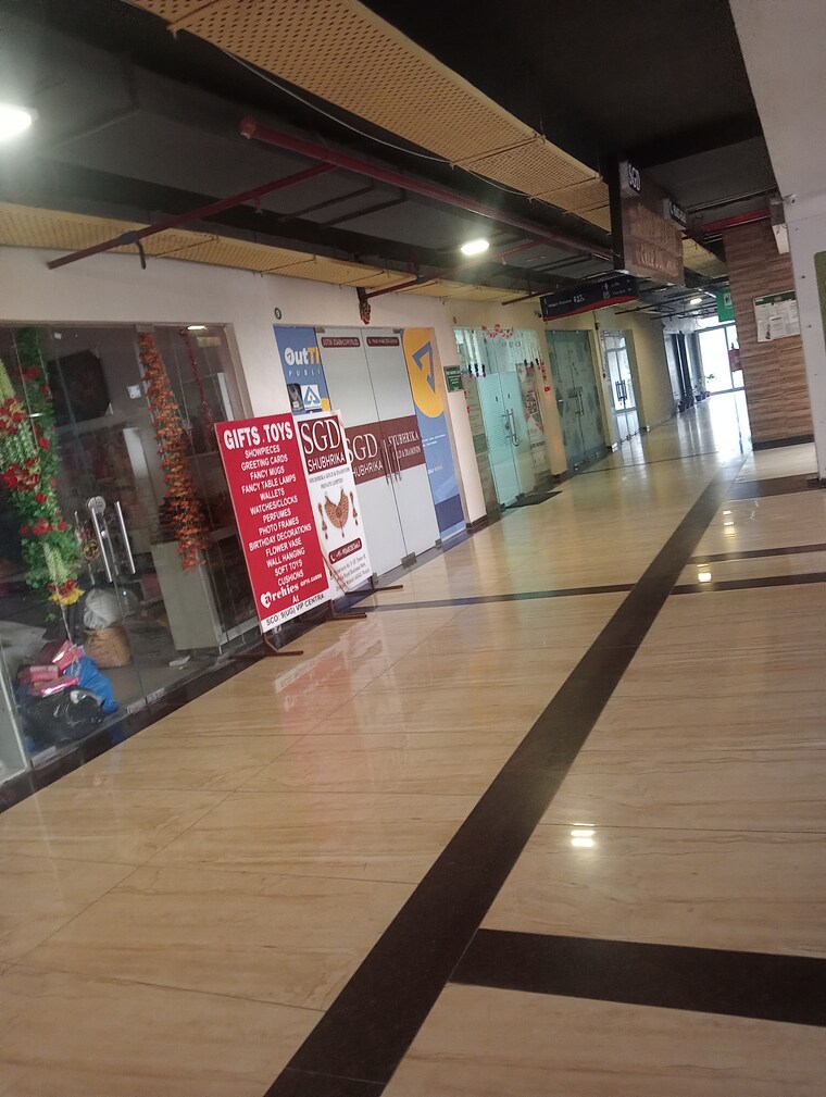  Parking, motia-citi-royal-business-park Commercial Showroom 680 Sq.Ft. In Ambala Highway Zirakpur 9383371