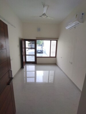 Room in 4 BHK Builder Floor at Sector 21 – for Rent