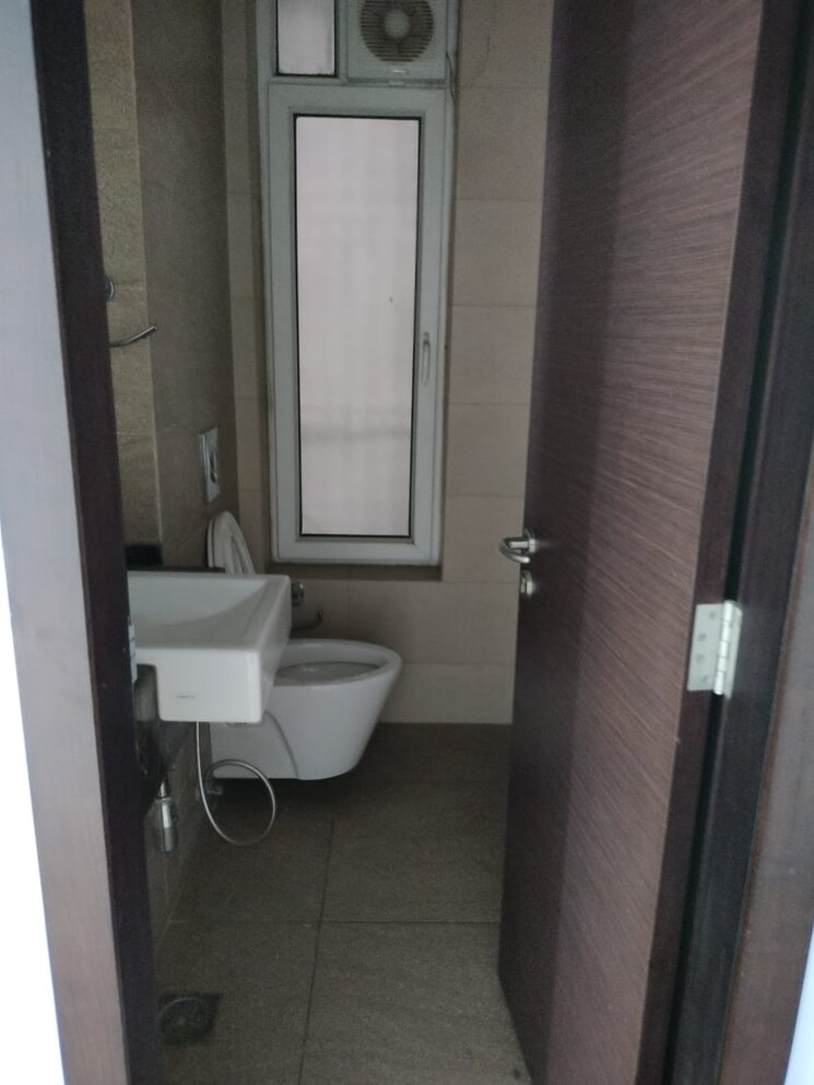 Bathroom, mahindra-luminare 3.5 Bedroom 3100 Sq.Ft. Apartment In Sector 59 Gurgaon 9383329