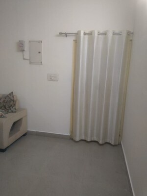 Room in 2 BHK Apartment at Gomti Nagar – for Rent