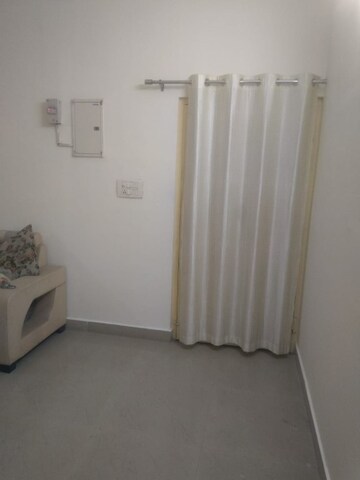 Room in 2 BHK Apartment at Gomti Nagar – for Rent