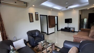Living Room in 1.5 BHK Apartment at Andheri West – for Rent