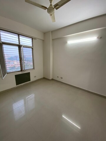 Room in 3 BHK Apartment at Eldeco Green Meadows, Pi Greater Noida – for Rent