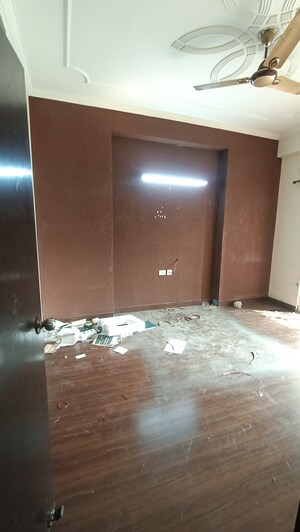 Room in 2 BHK Apartment at Antriksh Golf View, Sector 78 – for Rent