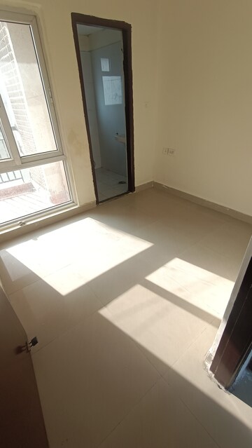 Room in 2 BHK Apartment at Antriksh Golf View, Sector 78 – for Rent