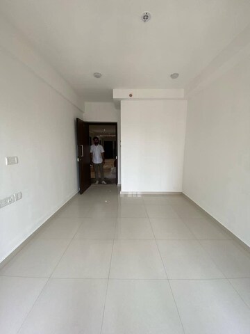 Room in 1 BHK Apartment at Lalani Grandeur, Goregaon East – for Rent