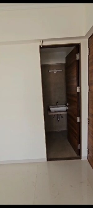 Furnished Amenities in 1 BHK Apartment at Jeevan Tara CHS, Vile Parle East – for Rent