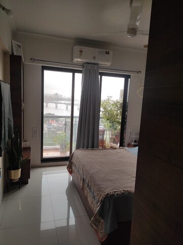 Room in 2 BHK Apartment at Seawoods – for Rent