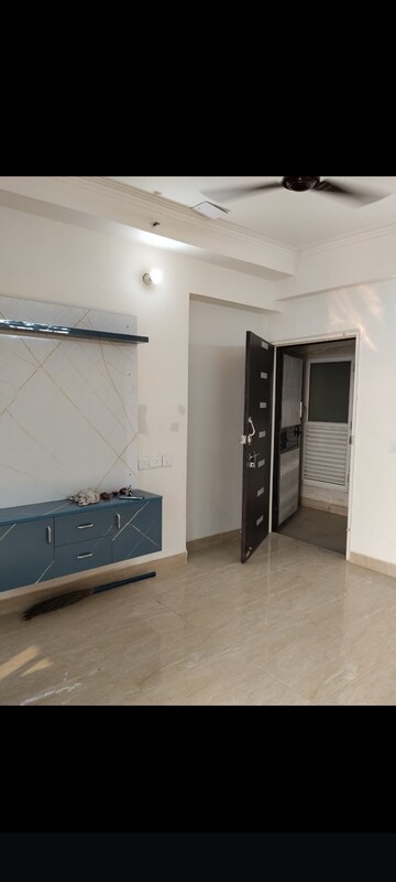 Room in 1 BHK Apartment at Gaur City 2 - 14th Avenue, Sector 16c Greater Noida – for Rent
