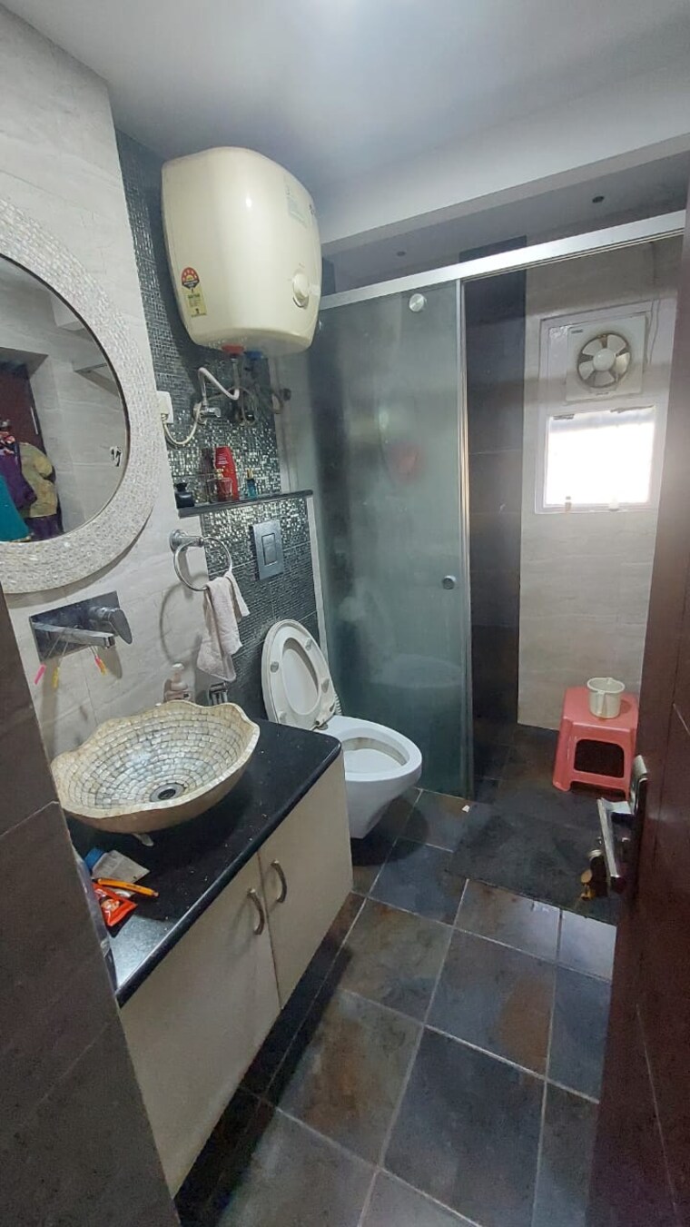 Attached Bathroom, sarita-vihar-pocket-c-rwa 5 Bedroom 2500 Sq.Ft. Apartment In Sarita Vihar Delhi 9383931