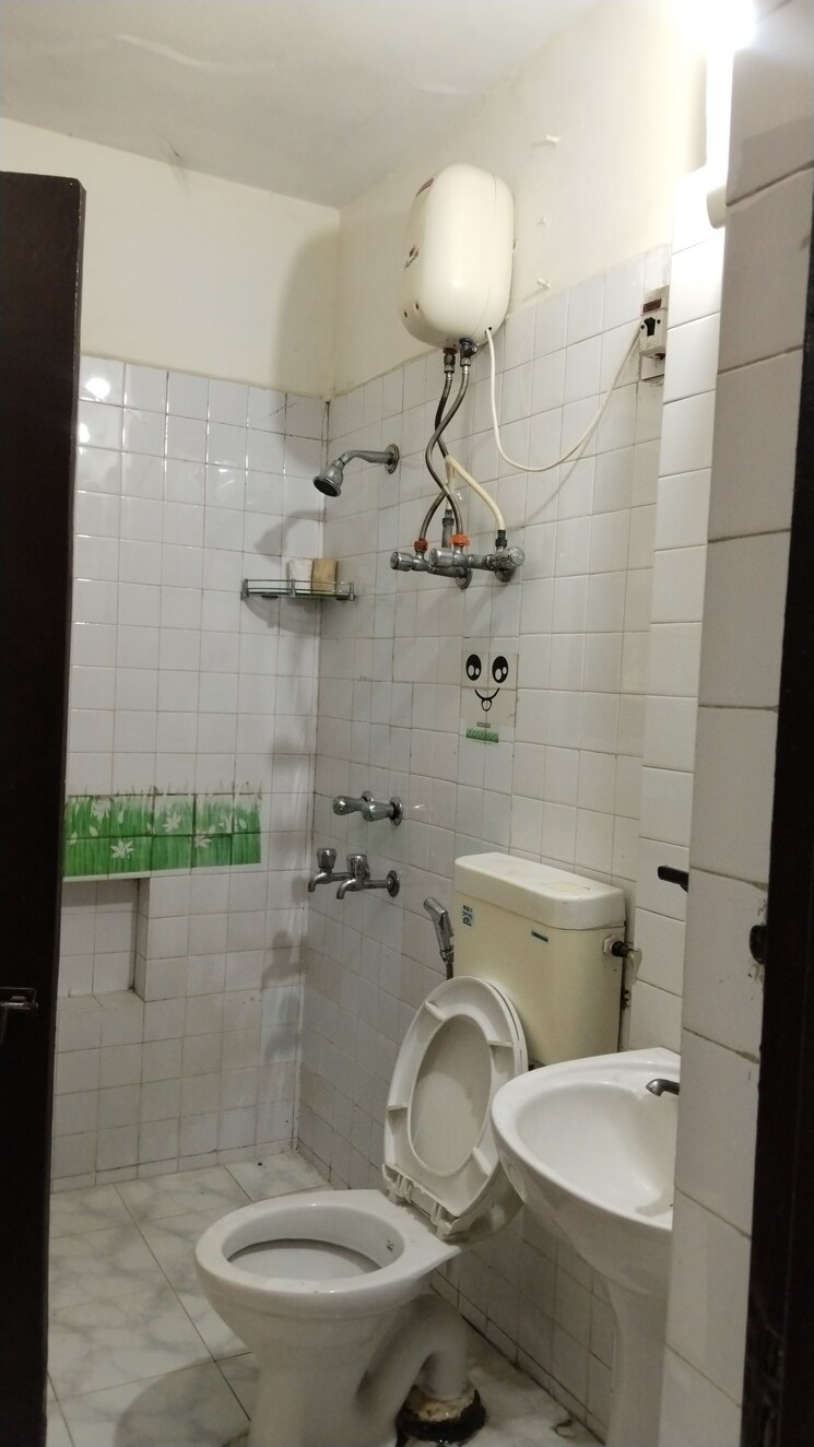 Bathroom, sarita-vihar-pocket-c-rwa 5 Bedroom 2500 Sq.Ft. Apartment In Sarita Vihar Delhi 9383931