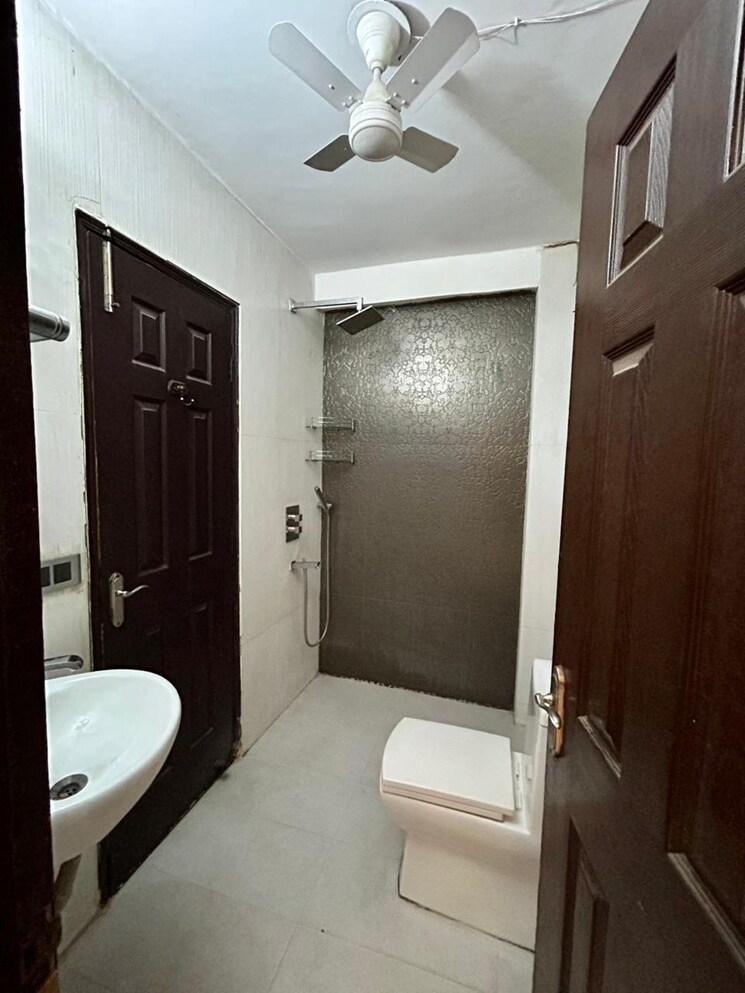 Bathroom, ss-mayfield-gardens 4 Bedroom 2750 Sq.Ft. Villa In Sector 51 Gurgaon 9383954