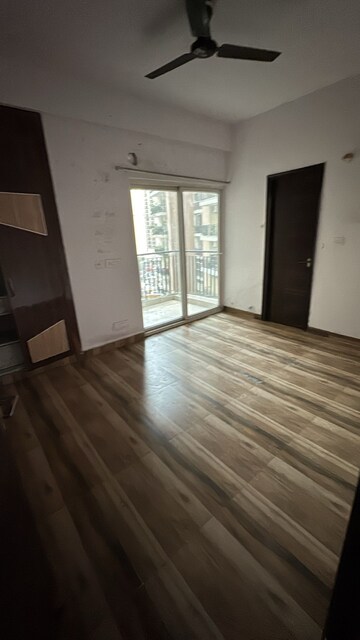 Room in 2.5 BHK Apartment at VVIP Homes, Gaur City 2 – for Rent