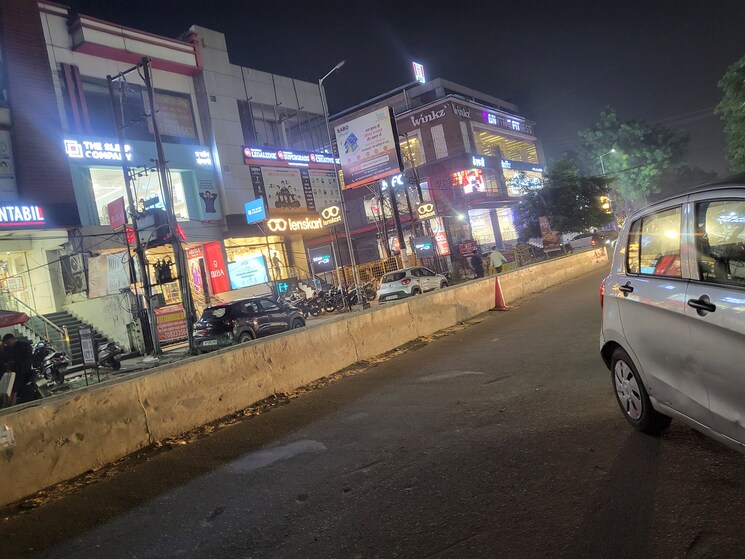  Parking, kapoorthala Commercial Showroom 2000 Sq.Ft. In Kapoorthala Lucknow 9383971