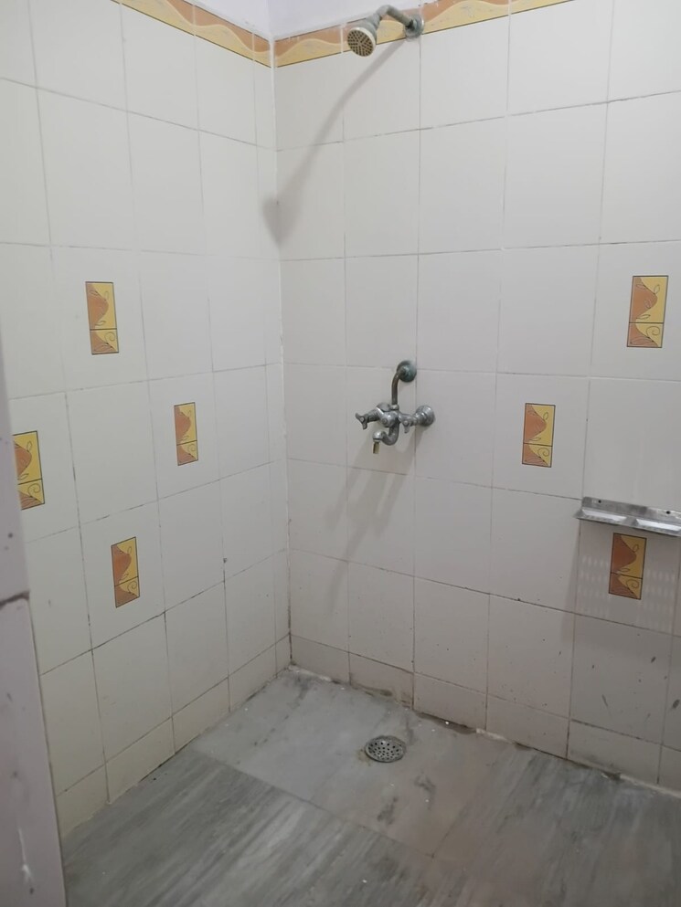 Bathroom, sai-kunj-new-palam-vihar 3 Bedroom 2500 Sq.Ft. Builder Floor In New Palam Vihar Phase 3 Gurgaon 9384012