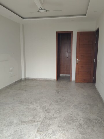 Room in 3 BHK Builder Floor at DLF City Phase V, Dlf Phase V – for Rent