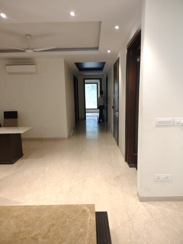 Building Lobby in 3 BHK Builder Floor at DLF City Phase V, Dlf Phase V – for Rent