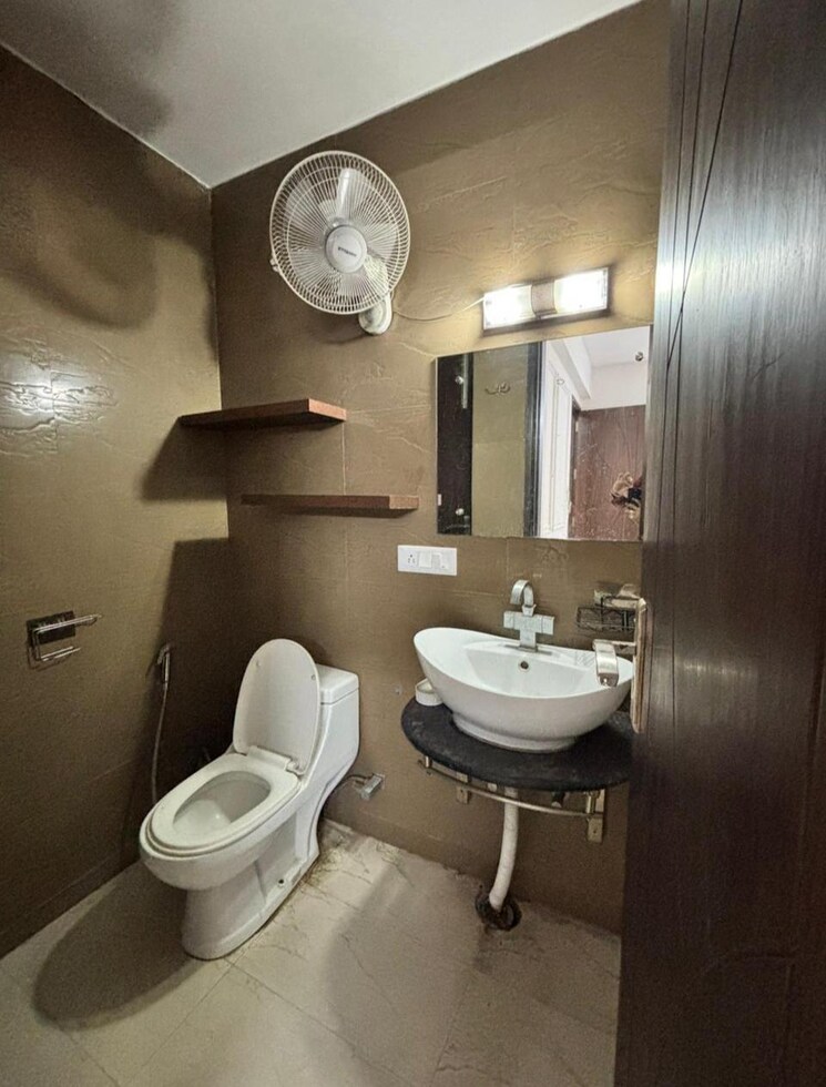 Bathroom, dlf-city-phase-v 3 Bedroom 2400 Sq.Ft. Builder Floor In Dlf Phase V Gurgaon 9384031