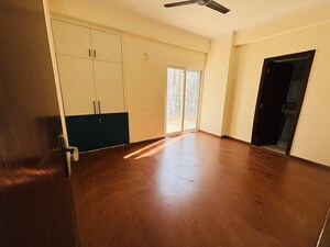 Room in 3 BHK Apartment at Amrapali Terrace Homes, Tech Zone 4 Greater Noida – for Rent